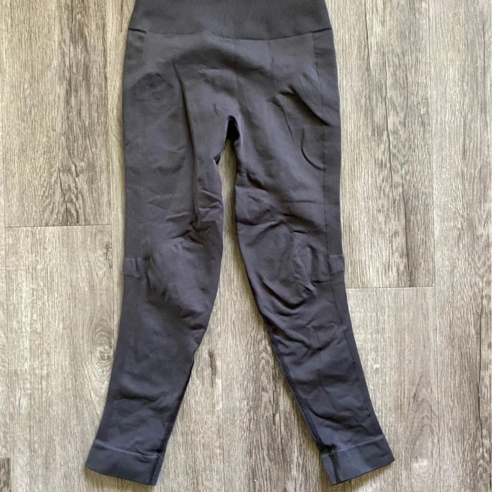 Lululemon compression crops - Picture 2 of 2